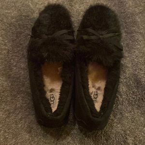BLACK FUZZY MOCCASIN UGG.